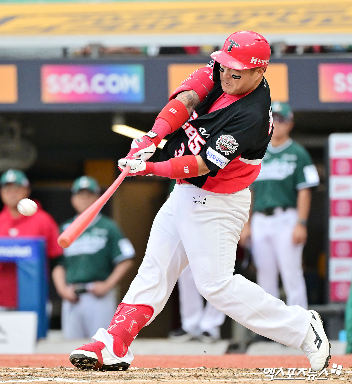 21일 오후 인천SSG랜더스필드에서 열린 '2025 신한 SOL Bank KBO리그' KIA 타이거즈와 SSG 랜더스의 경기, 5회초 2사 1,2루 KIA 최형우가 스리런 홈런을 날리고 있다. 엑스포츠뉴스 DB