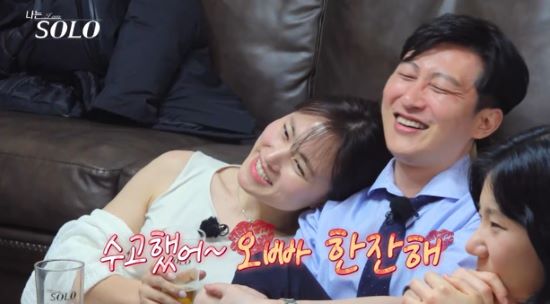 28기 현숙이 상철에게 과감한 스킨십을 보였다. 사진=SBS Plus, ENA