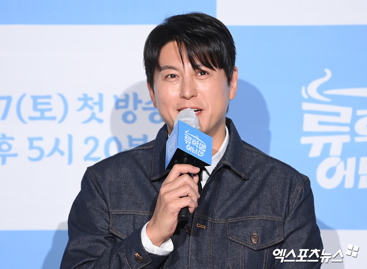 배우 류수영이 취재진 질문에 답하고 있다