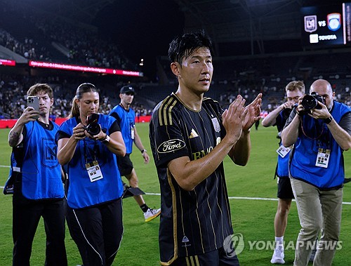 미국 매체 'LA타임즈'가 24일(한국시간) LAFC에서 활약하는 손흥민을 조명하면서 선수로서가 아닌 한 인간으로서 너무나 훌륭하다고 집중 조명했다. 연합뉴스