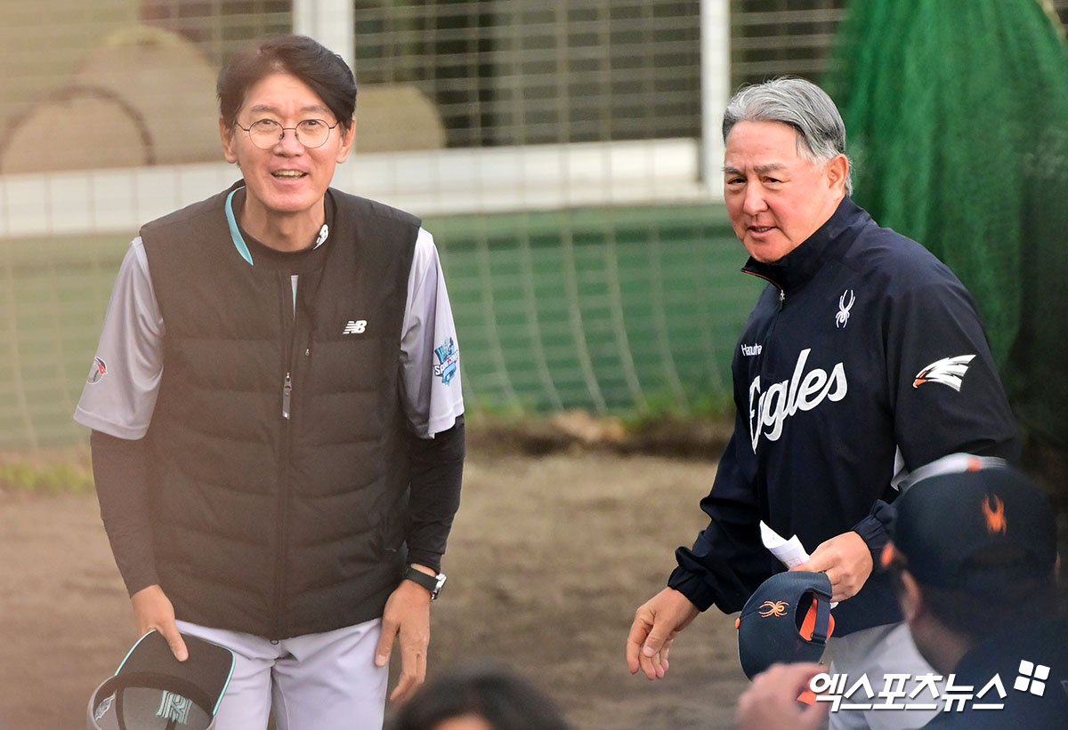 이강철(왼쪽) KT 위즈 감독과 김경문 한화 이글스 감독. 사진 엑스포츠뉴스 DB
