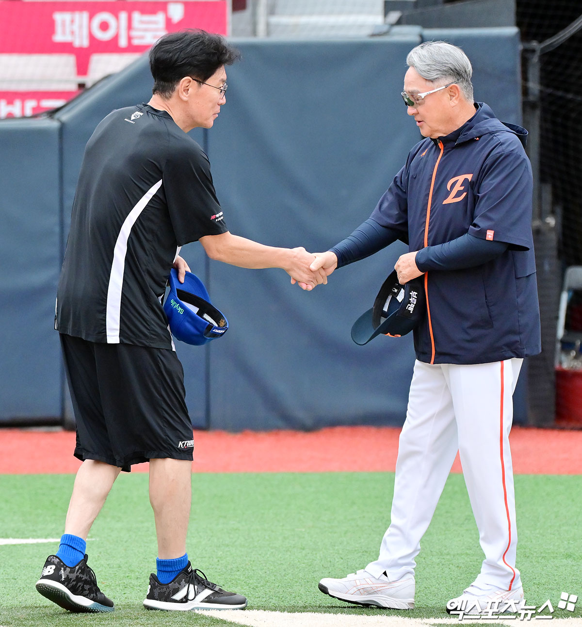 이강철(왼쪽) KT 위즈 감독과 김경문 한화 이글스 감독. 사진 엑스포츠뉴스 DB