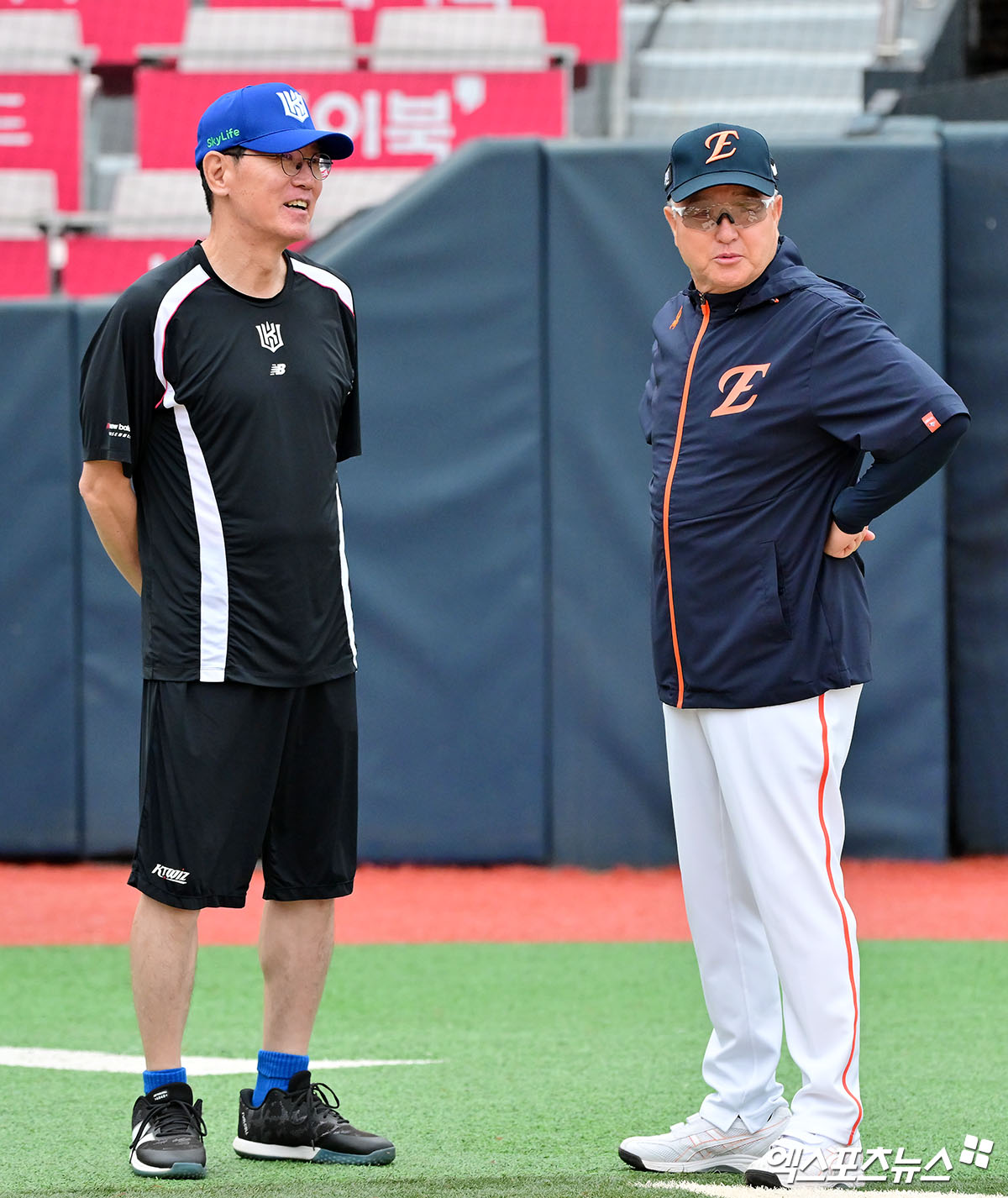 이강철(왼쪽) KT 위즈 감독과 김경문 한화 이글스 감독. 사진 엑스포츠뉴스 DB