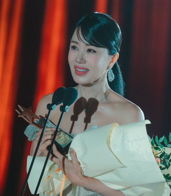 봉청자(엄정화 분)가 여우조연상을 수상했다. 사진=KT스튜디오지니