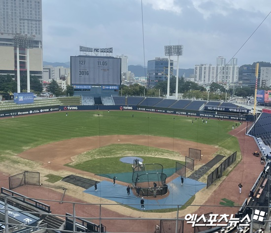 NC 다이노스와 LG 트윈스는 24일 창원NC파크에서 2025 신한 SOL 뱅크 KBO리그 정규시즌 팀 간 15번째 맞대결을 치른다. 오후 한때 갑작스러운 소나기가 떨어졌으나, 금방 잦아들어 홈팀 선수들의 야외 훈련이 재개됐다. 엑스포츠뉴스 창원, 김유민 기자