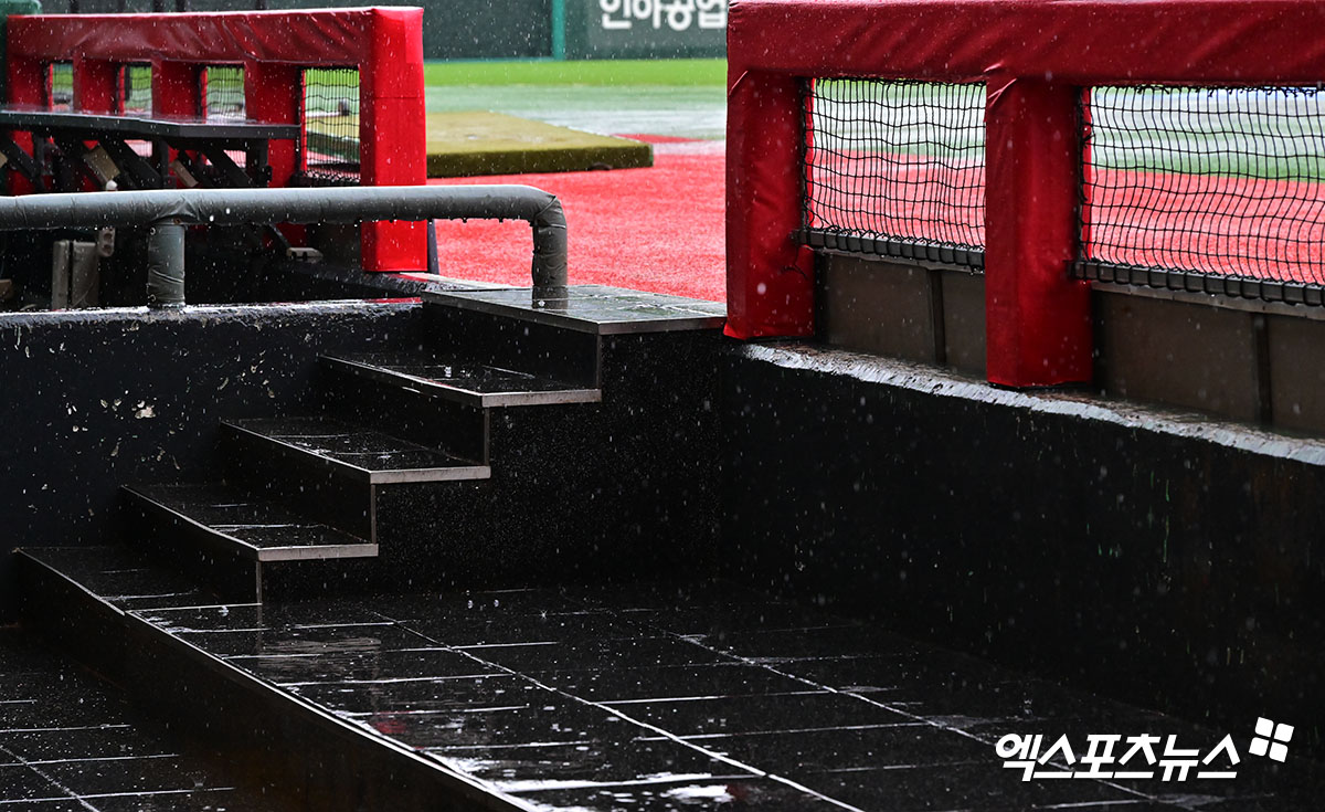 한화 이글스와 SSG 랜더스는 24일 인천SSG랜더스필드에서 2025 신한 SOL Bank KBO리그 시즌 마지막 맞대결을 가질 예정이었다. 그러나 우천취소가 결정됐고, 예비일이 없어 이날 취소된 경기는 10월 초 추후 편성될 예정이다. 엑스포츠뉴스DB