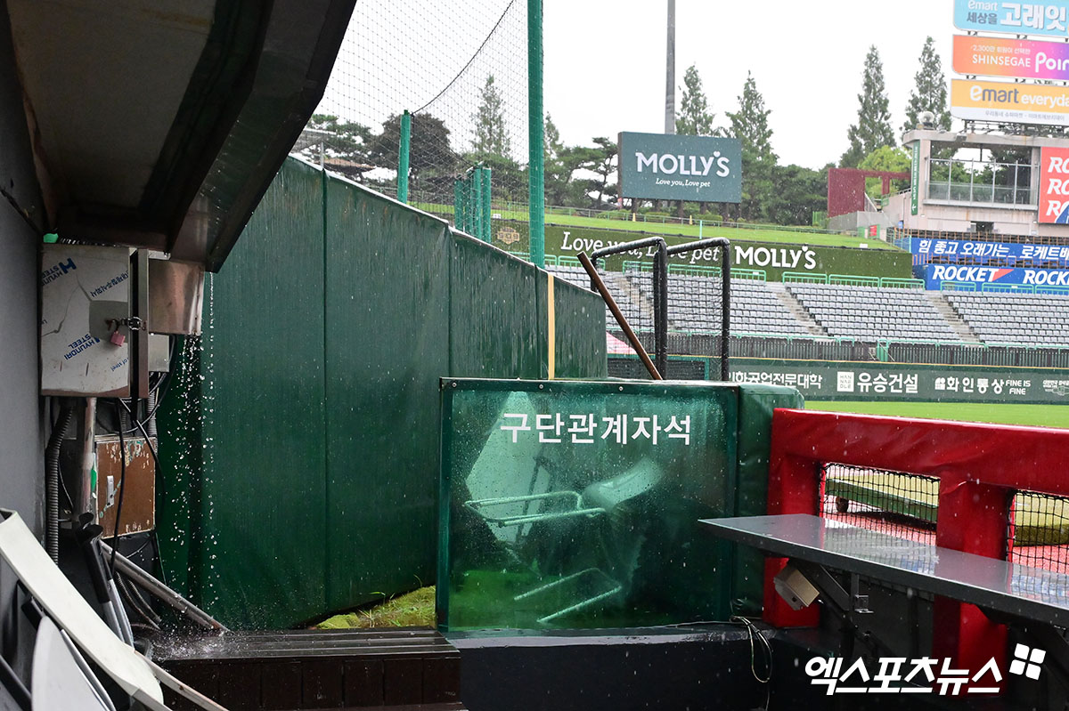 한화 이글스와 SSG 랜더스는 24일 인천SSG랜더스필드에서 2025 신한 SOL Bank KBO리그 시즌 마지막 맞대결을 가질 예정이었다. 그러나 우천취소가 결정됐고, 예비일이 없어 이날 취소된 경기는 10월 초 추후 편성될 예정이다. 엑스포츠뉴스DB