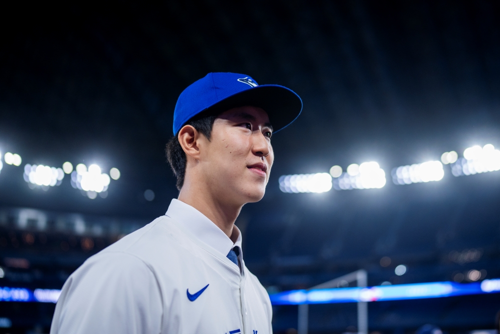 장충고 우완투수 문서준이 25일 캐나다 온타리오주 토론토에 위치한 로저스센터에서 미국 메이저리그 토론토 블루제이스와 계약금 150만 달러(약 21억원)에 정식 계약을 체결했다. 리코스포츠에이전시