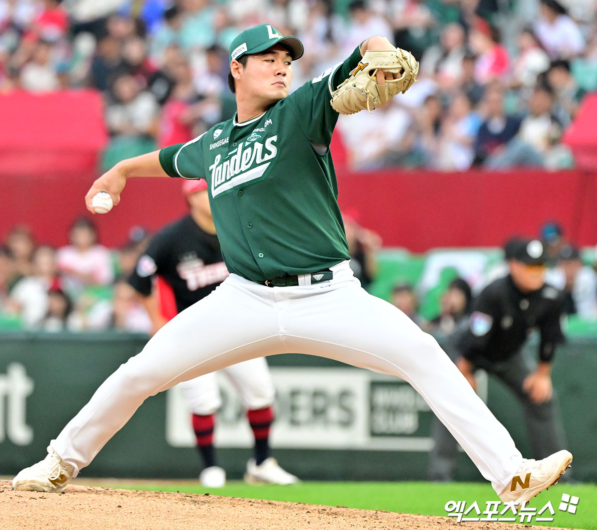 21일 오후 인천SSG랜더스필드에서 열린 '2025 신한 SOL Bank KBO리그' KIA 타이거즈와 SSG 랜더스의 경기, 6회초 무사 1,2루 SSG 전영준이 공을 힘차게 던지고 있다. 엑스포츠뉴스 DB