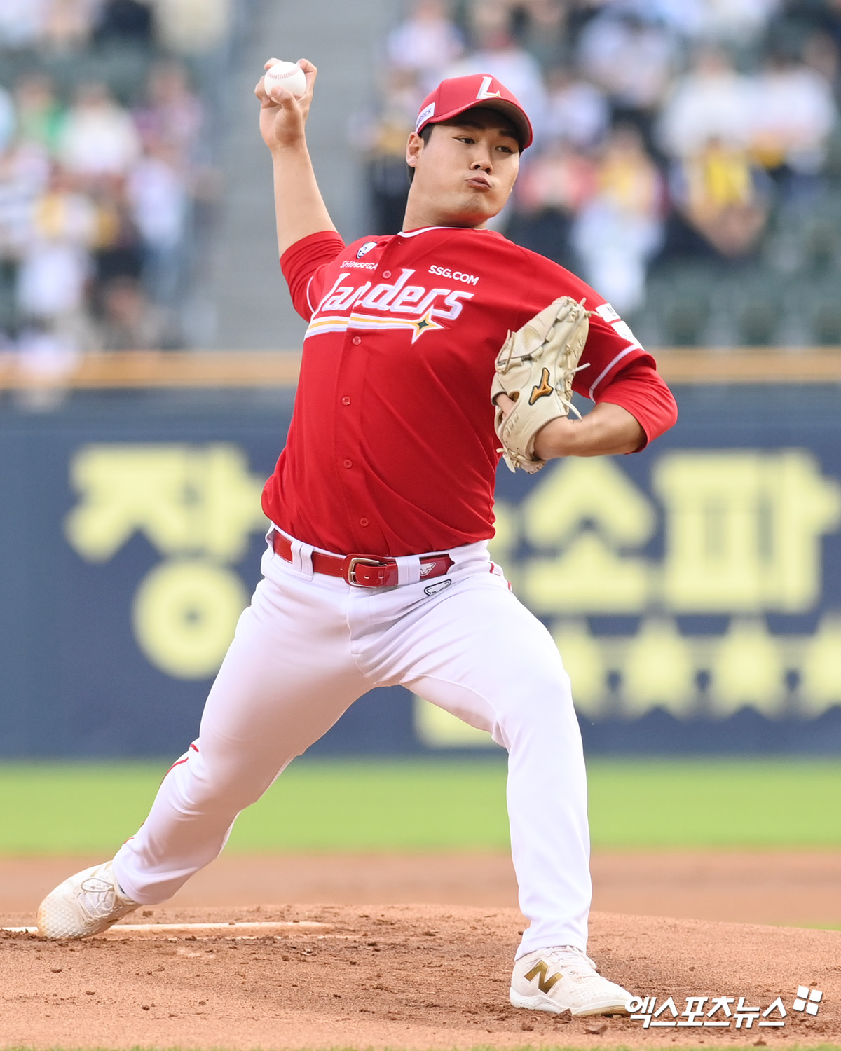 12일 오후 서울 송파구 잠실야구장에서 열린 '2025 신한 SOL Bank KBO리그' SSG 랜더스와 LG 트윈스의 경기, 1회말 SSG 선발투수 전영준이 공을 힘차게 던지고 있다. 엑스포츠뉴스 DB