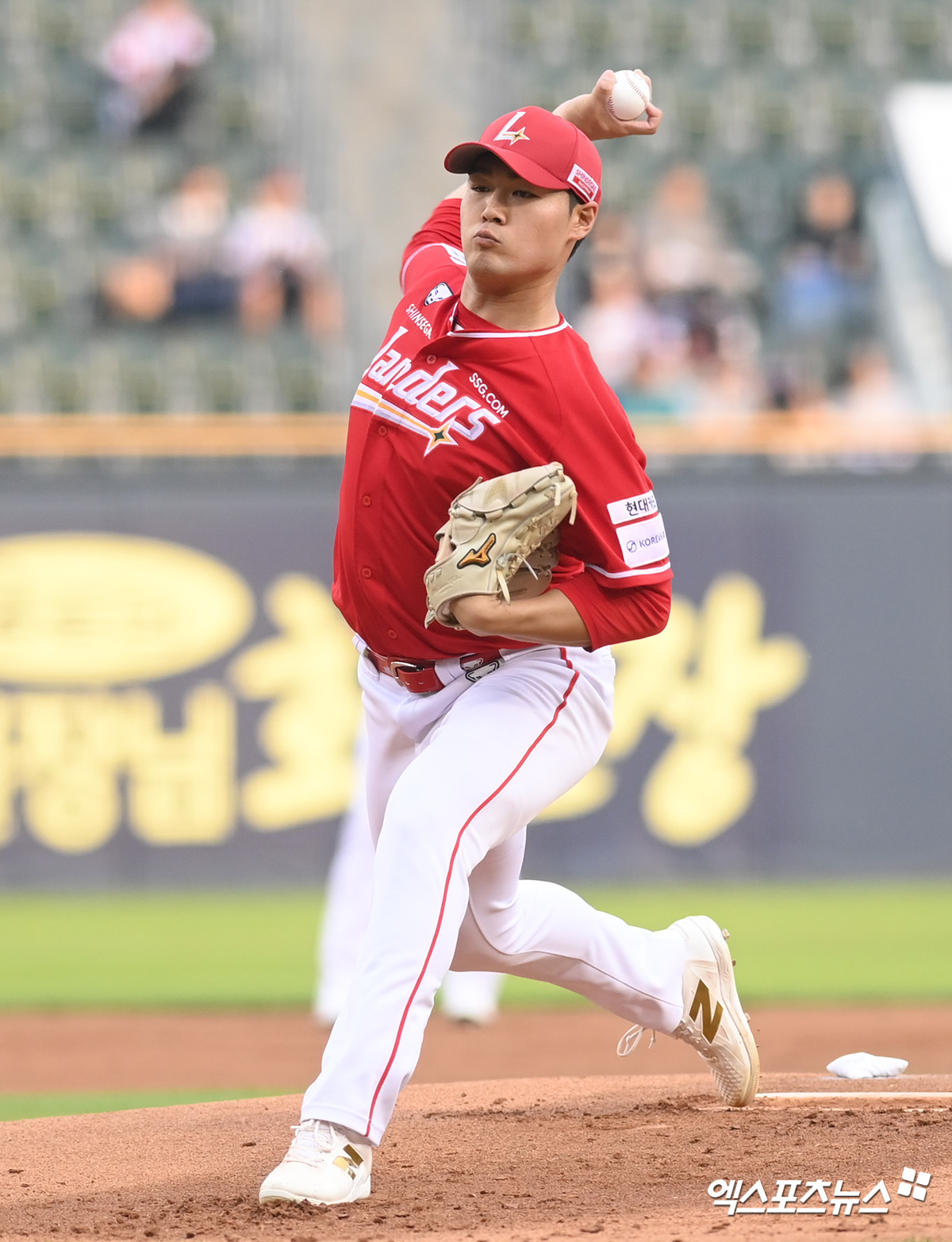12일 오후 서울 송파구 잠실야구장에서 열린 '2025 신한 SOL Bank KBO리그' SSG 랜더스와 LG 트윈스의 경기, 1회말 SSG 선발투수 전영준이 공을 힘차게 던지고 있다. 엑스포츠뉴스 DB