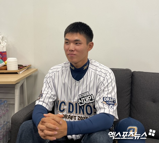 NC 다이노스의 2026 신인드래프트 1라운드 지명을 받은 유신고등학고 내야수 신재인이 취재진과 인터뷰에 응하고 있다. 엑스포츠뉴스 창원, 김유민 기자