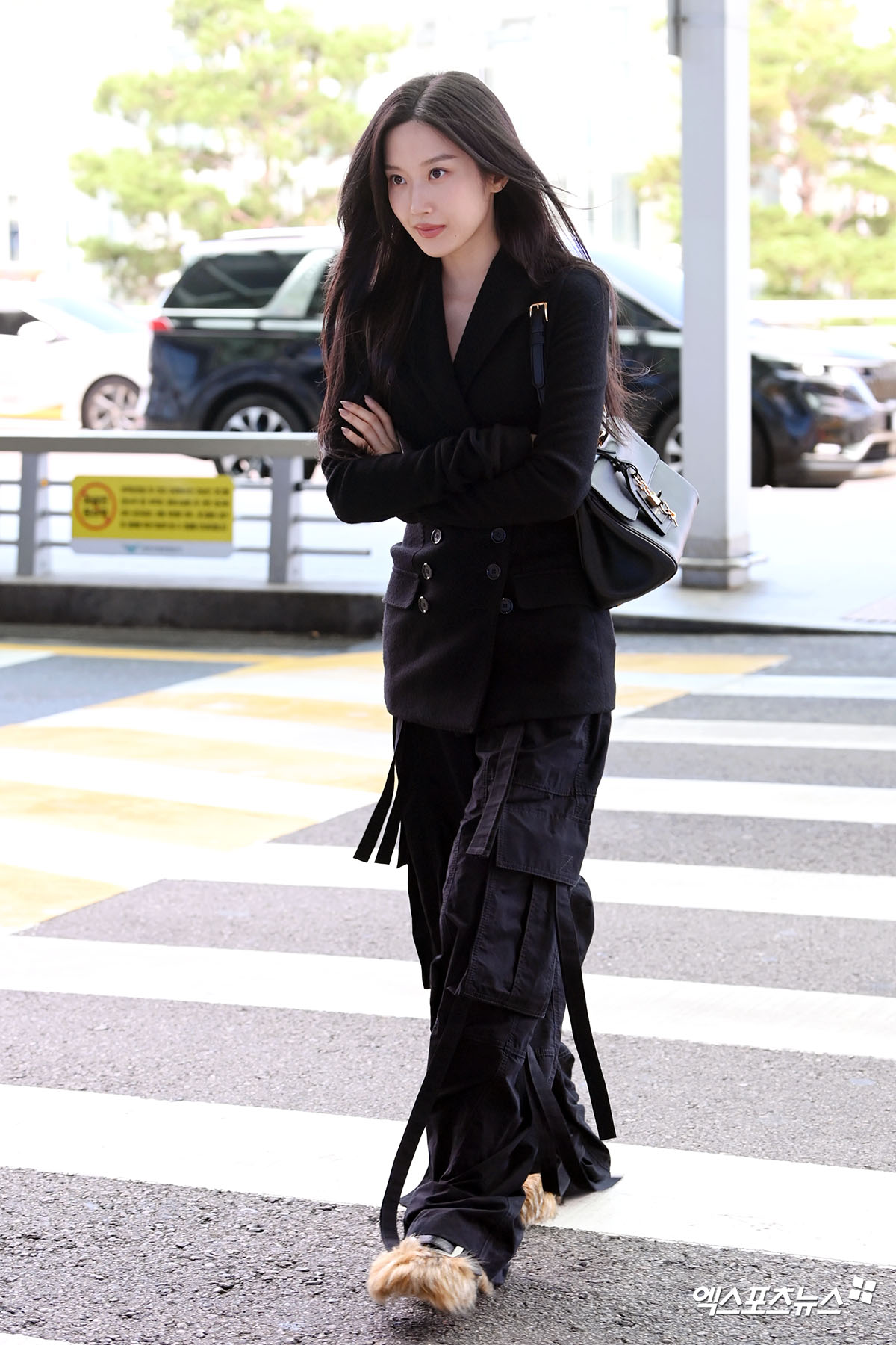 문가영 '시크한 올블랙 공항패션'