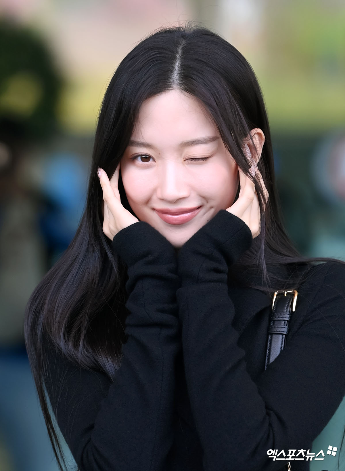 문가영 '꽃미모로 윙크'