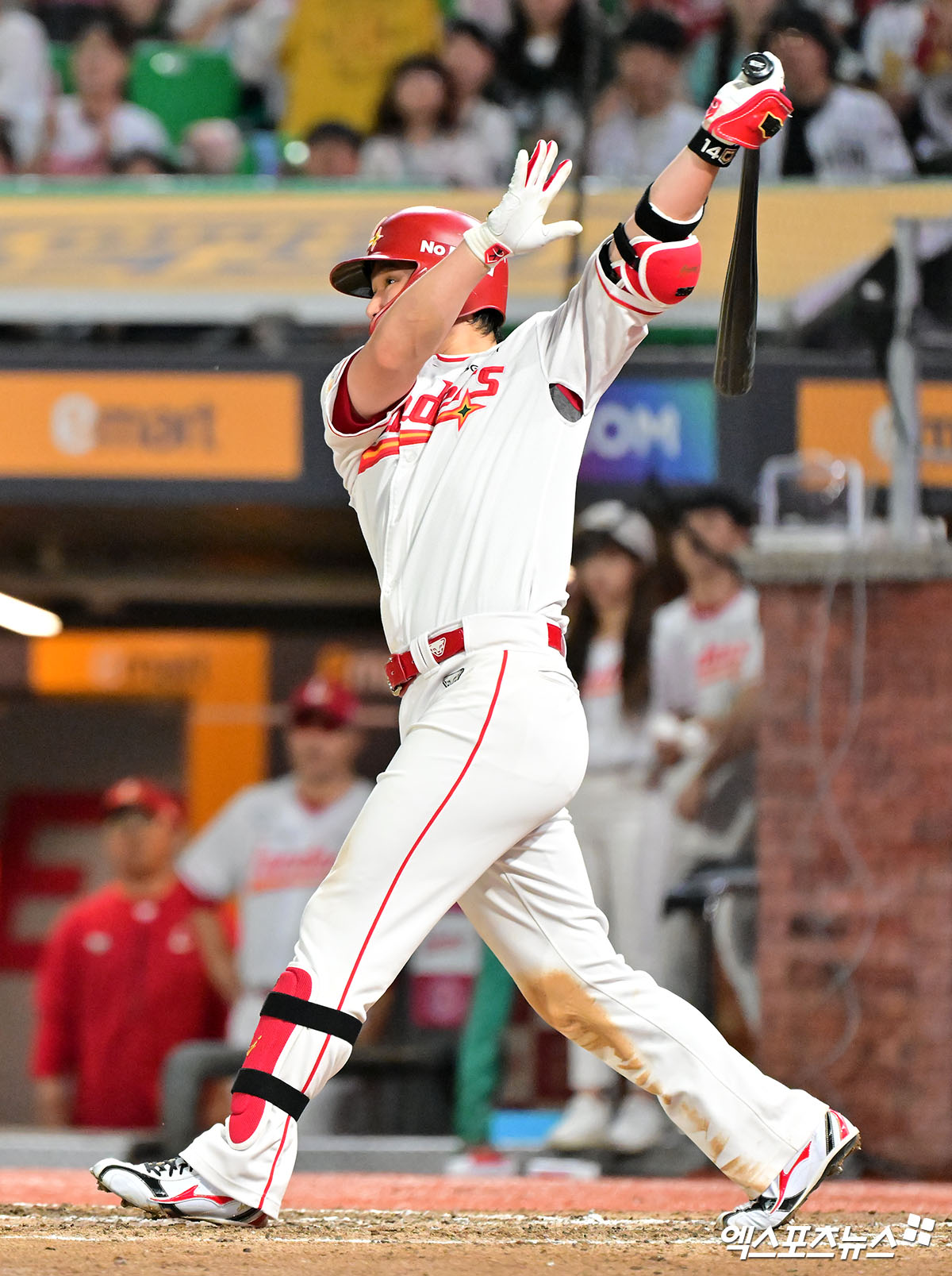 6일 오후 인천SSG랜더스필드에서 열린 '2025 신한 SOL Bank KBO리그' 삼성 라이온즈와 SSG 랜더스의 경기, 7회말 1사 1루 SSG 최정이 1타점 2루타를 날리고 있다. 엑스포츠뉴스 DB