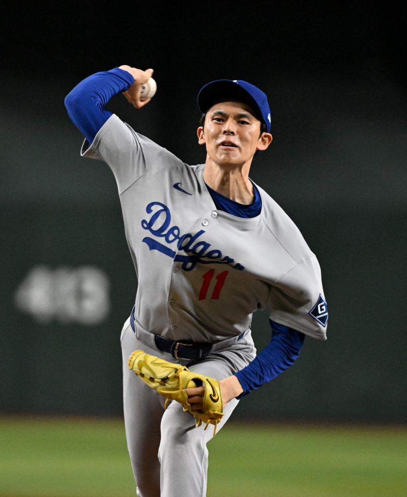 25일 미국 애리조나주 피닉스의 체이스필드에서 열린 2025 미국 메이저리그(MLB) LA 다저스와 애리조나 다이아몬드백스의 경기, 7회말 다저스 사사키 로키가 공을 힘차게 던지고 있다. AFP 연합뉴스