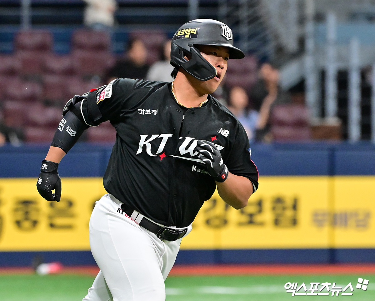 24일 오후 서울 구로구 고척스카이돔에서 열린 '2025 신한 SOL Bank KBO리그' KT 위즈와 키움 히어로즈의 경기, 1회초 1사 2,3루 KT 강백호가 2타점 적시타를 날리고 있다. 엑스포츠뉴스 DB