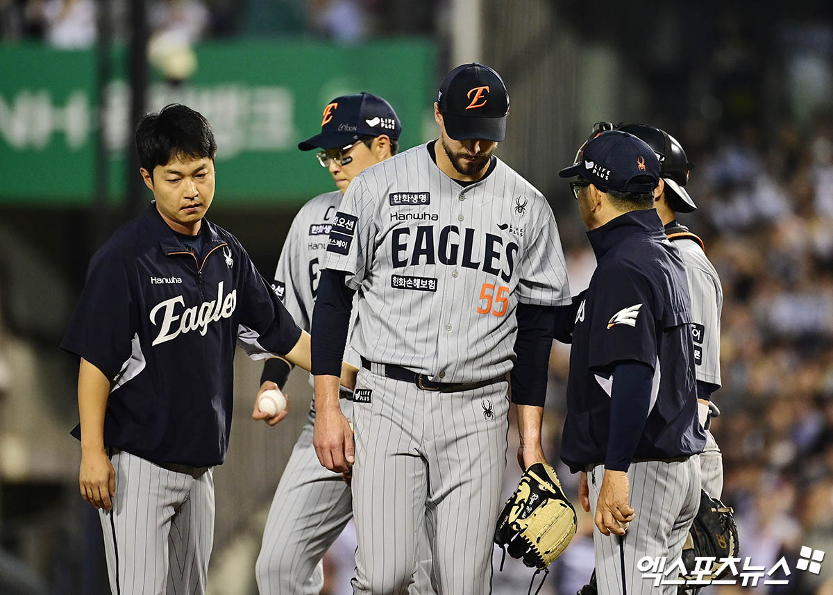 한화 이글스 외국인 투수 라이언 와이스가 25일 서울 잠실야구장에서 열린 2025 신한 SOL Bank KBO리그 두산과의 팀 간 16차전에 선발등판, 패전투수가 됐다. 사진 박지영 기자