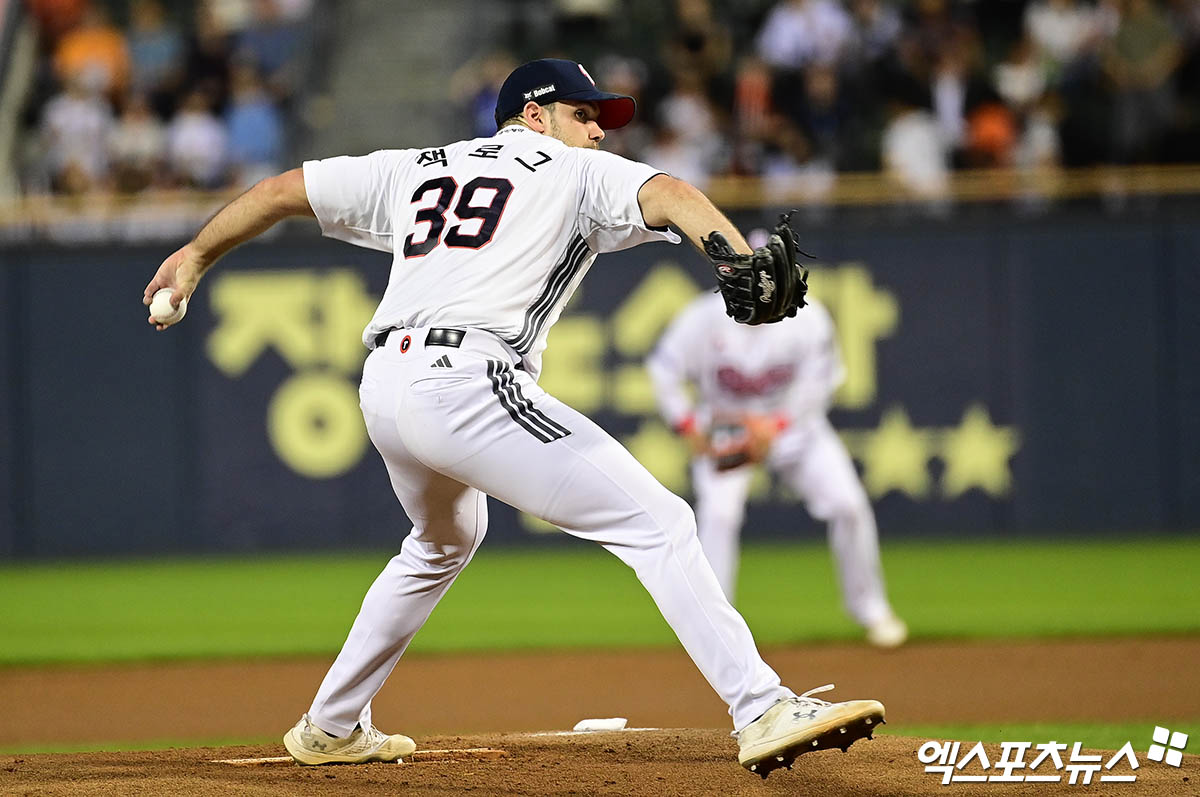 두산 베어스 에이스 잭 로그가 25일 서울 잠실야구장에서 열린 2025 신한 SOL Bank KBO리그 한화 이글스와의 팀 간 16차전에 선발등판, 8이닝 무실점으로 시즌 10승을 따냈다. 사진 박지영 기자