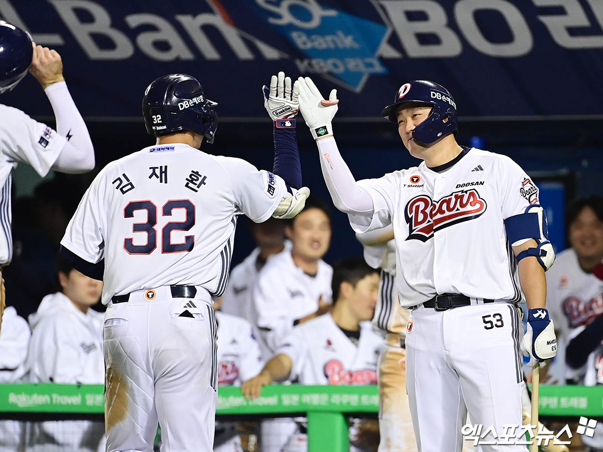 두산 베어스 베테랑 타자 김재환(왼쪽)이 25일 서울 잠실야구장에서 열린 2025 신한 SOL Bank KBO리그 한화 이글스와의 팀 간 16차전에서 홈런포를 가동, 팀 승리를 이끌었다. 사진 박지영 기자