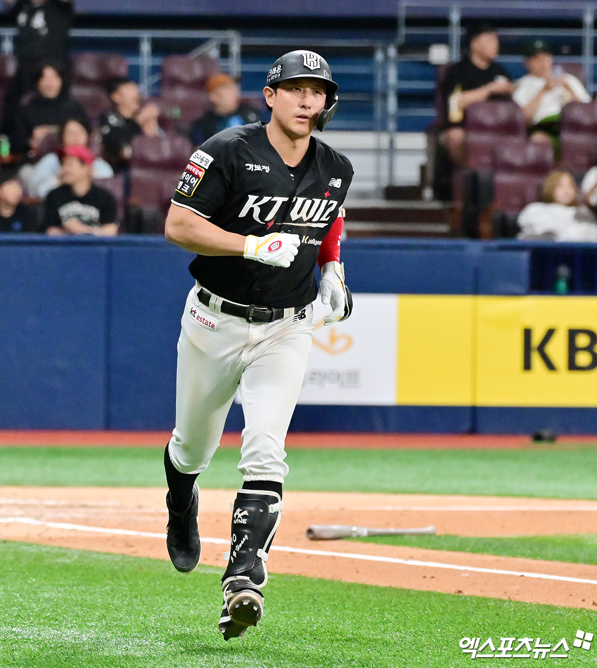 24일 오후 서울 구로구 고척스카이돔에서 열린 '2025 신한 SOL Bank KBO리그' KT 위즈와 키움 히어로즈의 경기, 4회초 2사 KT 황재균이 솔로 홈런을 날리고 있다. 엑스포츠뉴스 DB