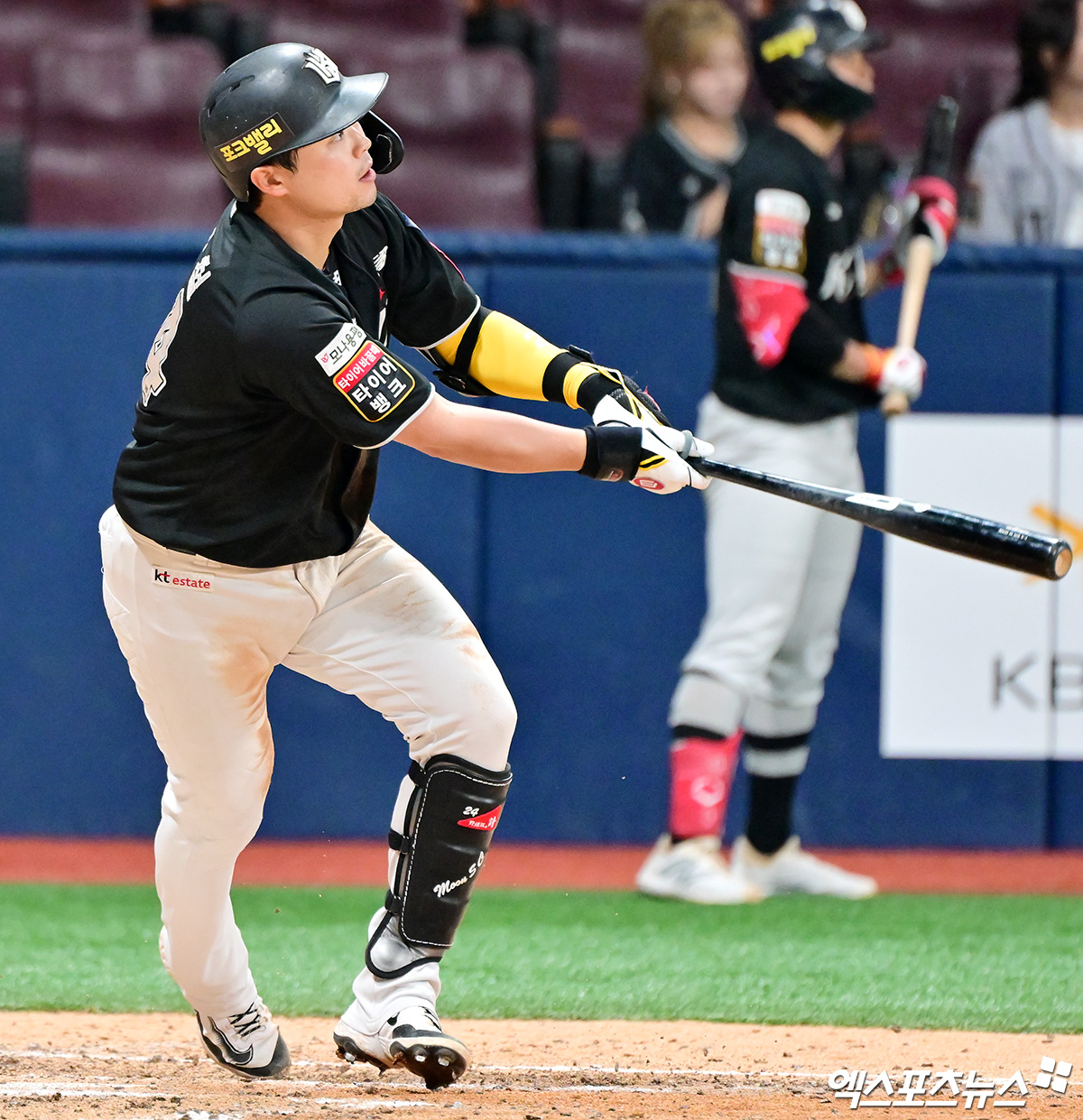 23일 오후 서울 구로구 고척스카이돔에서 열린 '2025 신한 SOL Bank KBO리그' KT 위즈와 키움 히어로즈의 경기, 6회초 2사 1,2루 KT 문상철이 2타점 2루타를 날리고 있다. 엑스포츠뉴스 DB