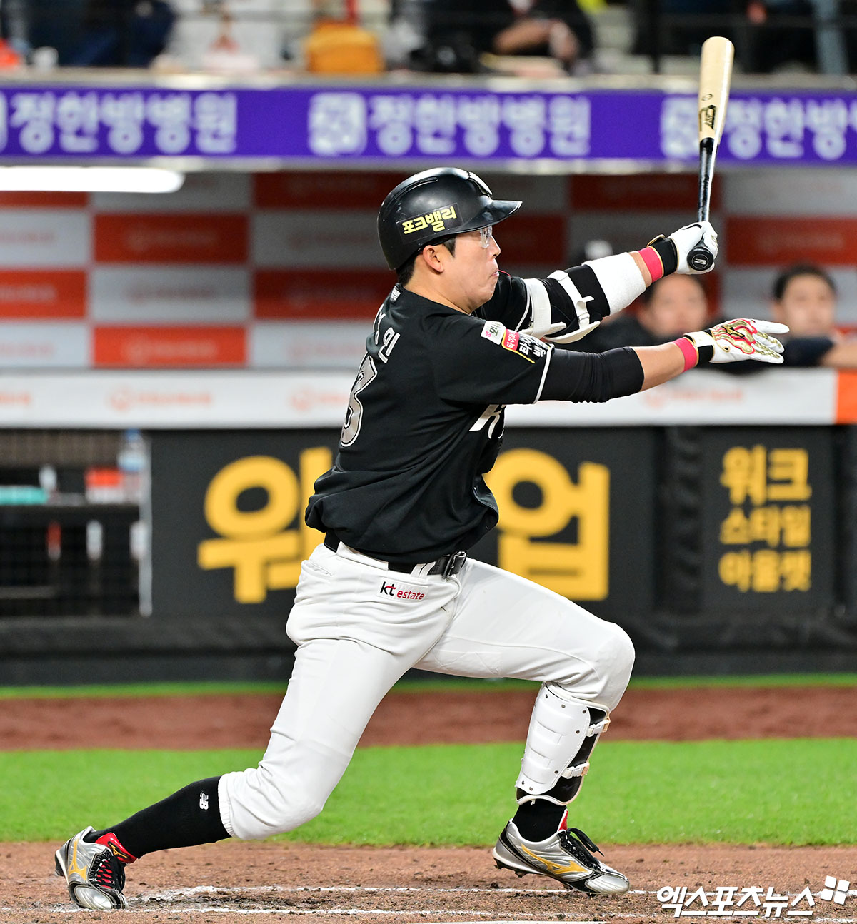 25일 오후 대전 한화생명 볼파크에서 열린 '2025 신한 SOL Bank KBO리그' KT 위즈와 한화 이글스의 경기, 8회초 1사 KT 허경민이 좌전안타를 날리고 있다. 엑스포츠뉴스 DB