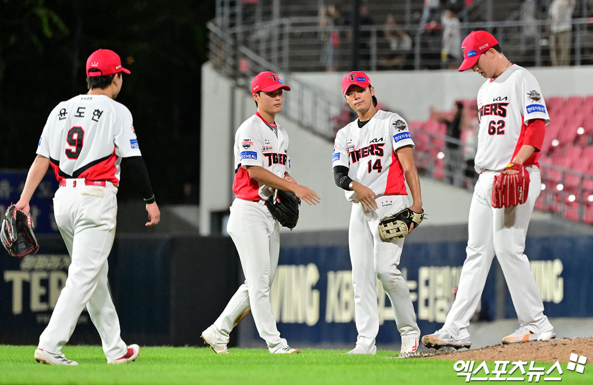 10일 오후 광주기아챔피언스필드에서 열린 '2025 신한 SOL Bank KBO리그' 삼성 라이온즈와 KIA 타이거즈의 경기, KIA가 3안타 3타점을 기록한 박찬호의 활약에 힘입어 삼성에 4:0으로 승리했다.  이날 경기에서 승리한 KIA 선수들이 기뻐하고 있다. 엑스포츠뉴스 DB