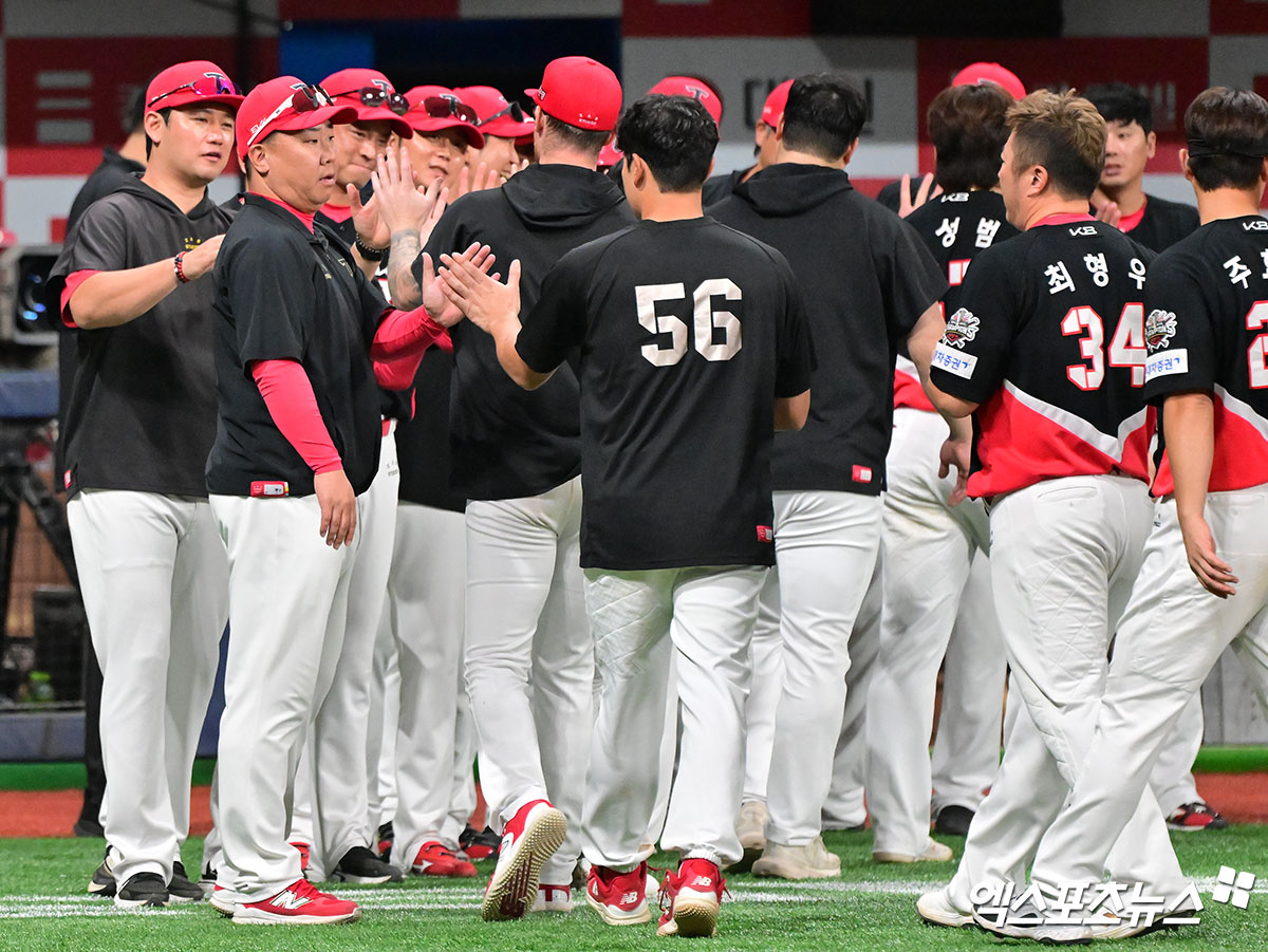 24일 오후 서울 구로구 고척스카이돔에서 열린 '2025 신한 SOL Bank KBO리그' KIA 타이거즈와 키움 히어로즈의 경기, KIA가 선발 올러의 호투를 앞세워 키움에 2:0으로 승리했다.  이날 경기에서 승리한 KIA 이범호 감독이 선수단과 하이파이브를 하고 있다. 엑스포츠뉴스 DB