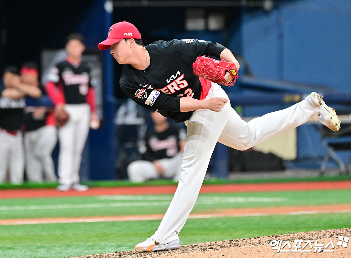 24일 오후 서울 구로구 고척스카이돔에서 열린 '2025 신한 SOL Bank KBO리그' KIA 타이거즈와 키움 히어로즈의 경기, 9회말 KIA 정해영이 공을 힘차게 던지고 있다. 엑스포츠뉴스 DB