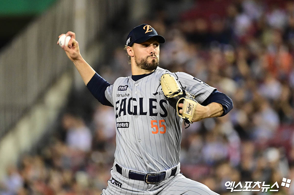한화 이글스 외국인 투수 라이언 와이스가 25일 서울 잠실야구장에서 열린 2025 신한 SOL Bank KBO리그 두산 베어스와의 팀 간 16차전에 선발등판, 4⅓이닝 6실점 4자책으로 패전투수가 됐다. 사진 박지영 기자