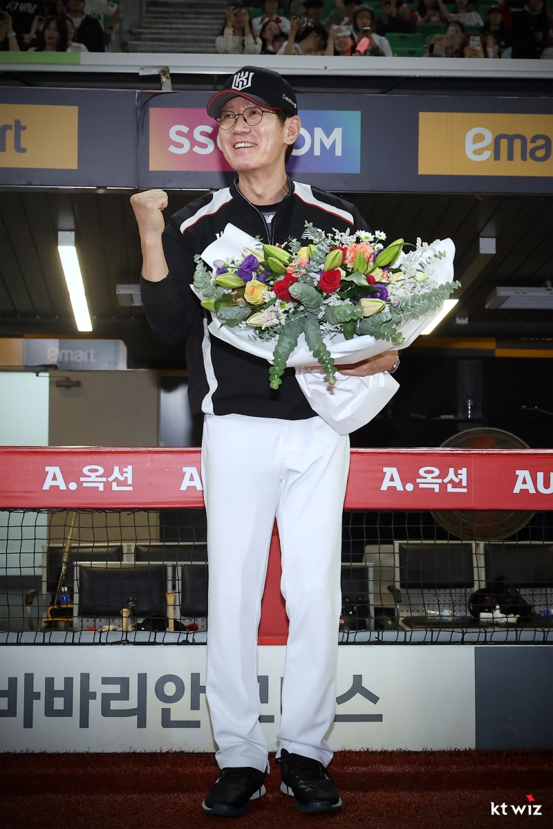 25일 오후 인천SSG랜더스필드에서 열린 '2025 신한 SOL Bank KBO리그' KT 위즈와 SSG 랜더스의 경기, KT가 10:1로 승리하면서 4연승을 질주했다. 경기 후 이강철 KT 감독이 통산 1000경기 기념 꽃다발을 받고 있다. KT 위즈