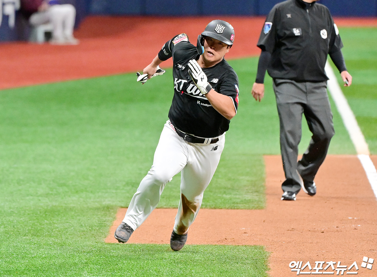 24일 오후 서울 구로구 고척스카이돔에서 열린 '2025 신한 SOL Bank KBO리그' KT 위즈와 키움 히어로즈의 경기, 1회초 2사 2루 KT 강백호가 김상수의 1타점 적시타때 홈으로 쇄도하고 있다. 엑스포츠뉴스 DB