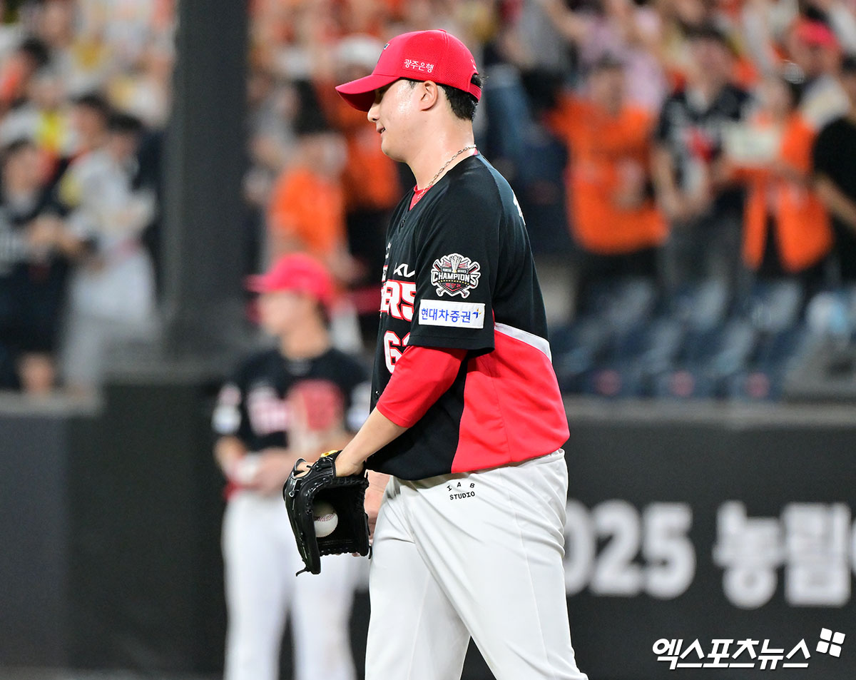 10일 오후 대전 한화생명 볼파크에서 열린 '2025 신한 SOL Bank KBO리그' KIA 타이거즈와 한화 이글스의 경기, 한화가 문현빈의 끝내기 안타에 힘입어 KIA에 3:2 역전승을 거두며 6연승을 기록했다.  9회말 2사 만루 KIA 정해영이 한화 리베라토에게 밀어내기 볼넷을 허용한 후 아쉬워하고 있다. 엑스포츠뉴스 DB