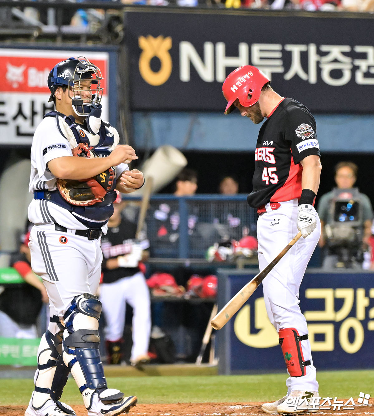 16일 오후 서울 송파구 잠실야구장에서 열린 '2025 신한 SOL Bank KBO리그' KIA 타이거즈와 두산 베어스의 경기, 7회초 1사 1루 KIA 위즈덤이 헛스윙 삼진을 당하고 있다. 엑스포츠뉴스 DB