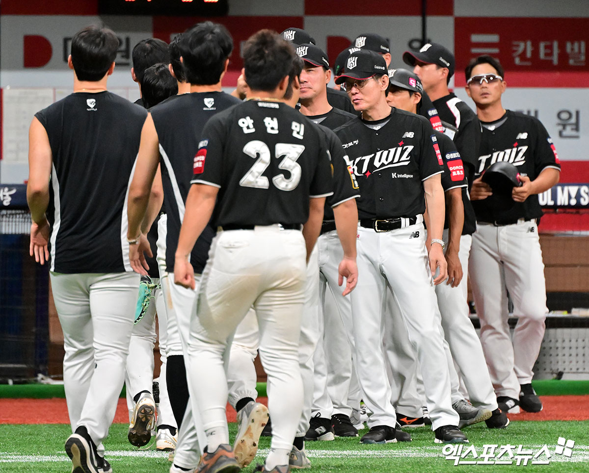 17일 오후 서울 구로구 고척스카이돔에서 열린 '2025 신한 SOL Bank KBO리그' KT 위즈와 키움 히어로즈의 경기, KT가 연장 10회에 나온 김민혁의 결승타에 힘입어 키움에 5:3으로 승리했다.  이날 경기에서 승리한 KT 이강철 감독이 선수들과 하이파이브를 하고 있다. 엑스포츠뉴스 DB
