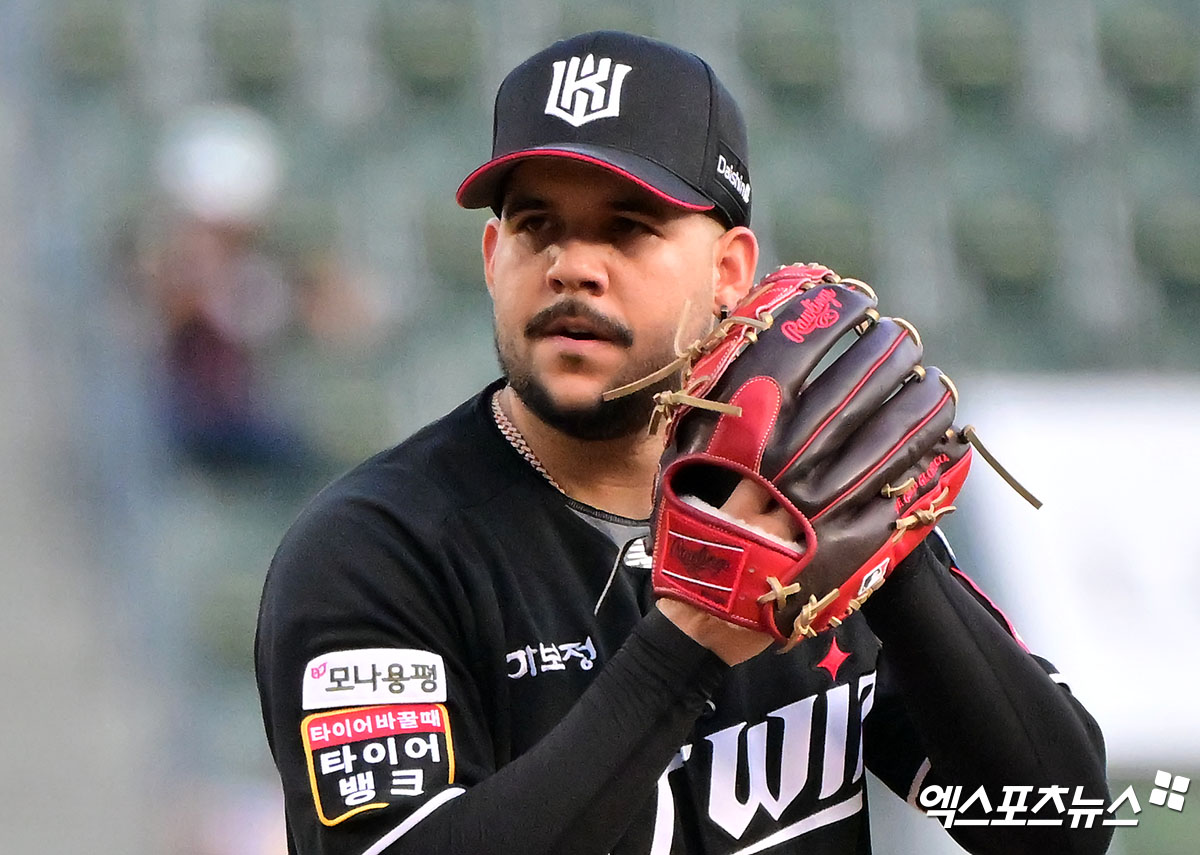 31일 오후 서울 송파구 잠실야구장에서 열린 '2025 신한 SOL Bank KBO리그' KT 위즈와 LG 트윈스의 경기, 1회말 KT 선발투수 헤이수스가 공을 힘차게 던지고 있다. 엑스포츠뉴스 DB