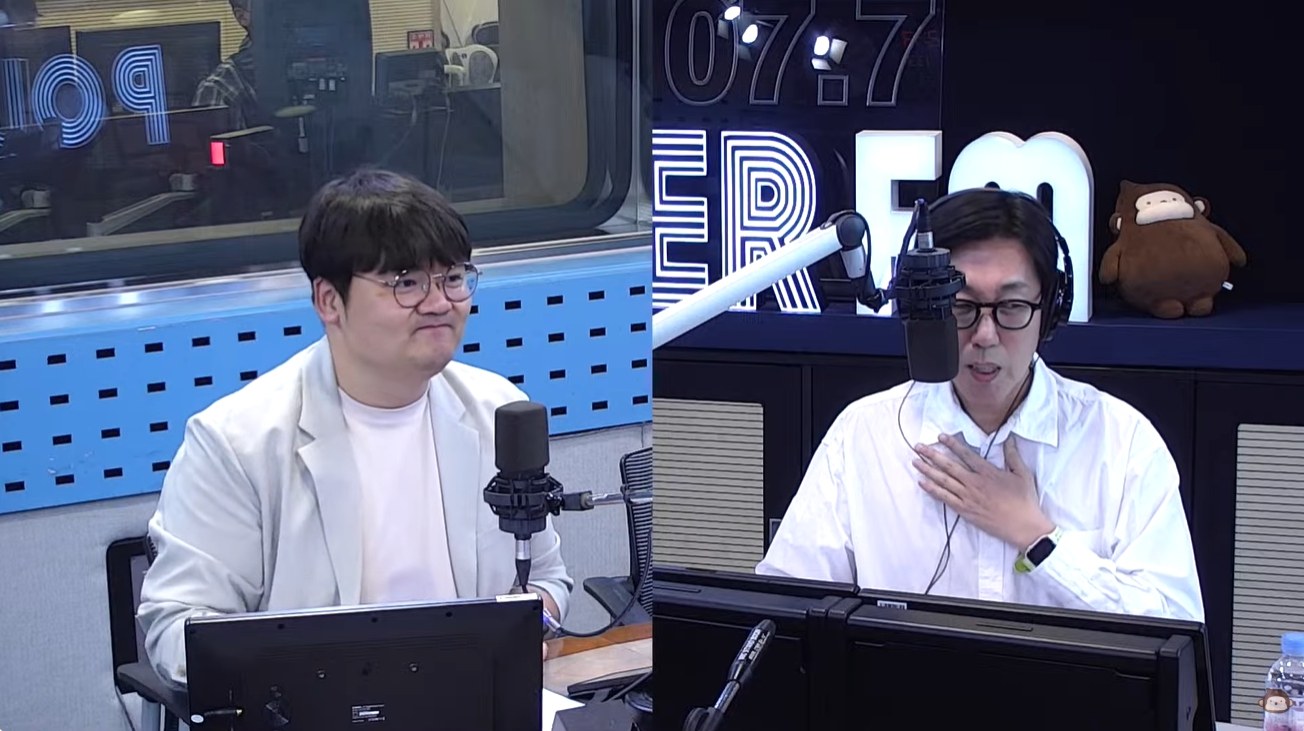 김영철이 '철파엠' 방송 중 감정을 추스르고 있다