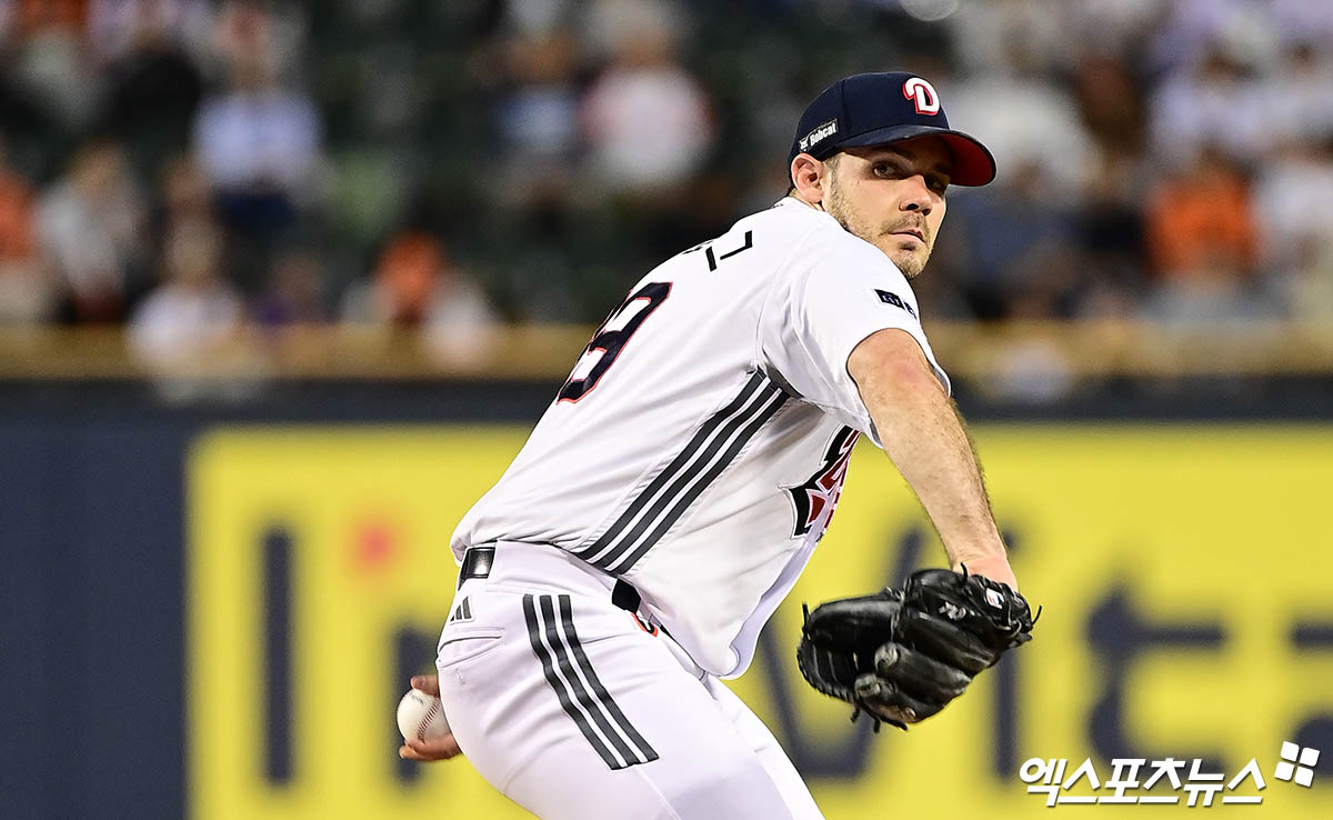 두산 베어스 에이스 잭 로그가 25일 서울 잠실야구장에서 열린 2025 신한 SOL Bank KBO리그 한화 이글스와의 팀 간 16차전에 선발등판, 8이닝 4피안타 1볼넷 9탈삼진 무실점으로 승리투수가 됐다. 사진 박지영 기자