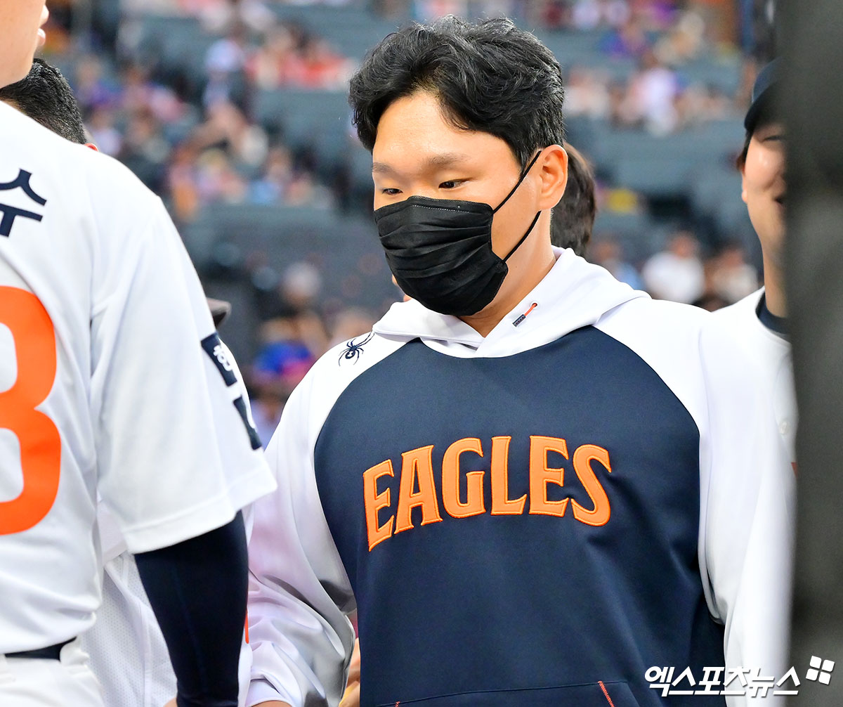 15일 오후 대전 한화생명 볼파크에서 열린 '2025 신한 SOL Bank KBO리그' 키움 히어로즈와 한화 이글스의 경기, 한화 김태연이 더그아웃으로 향하고 있다. 엑스포츠뉴스DB