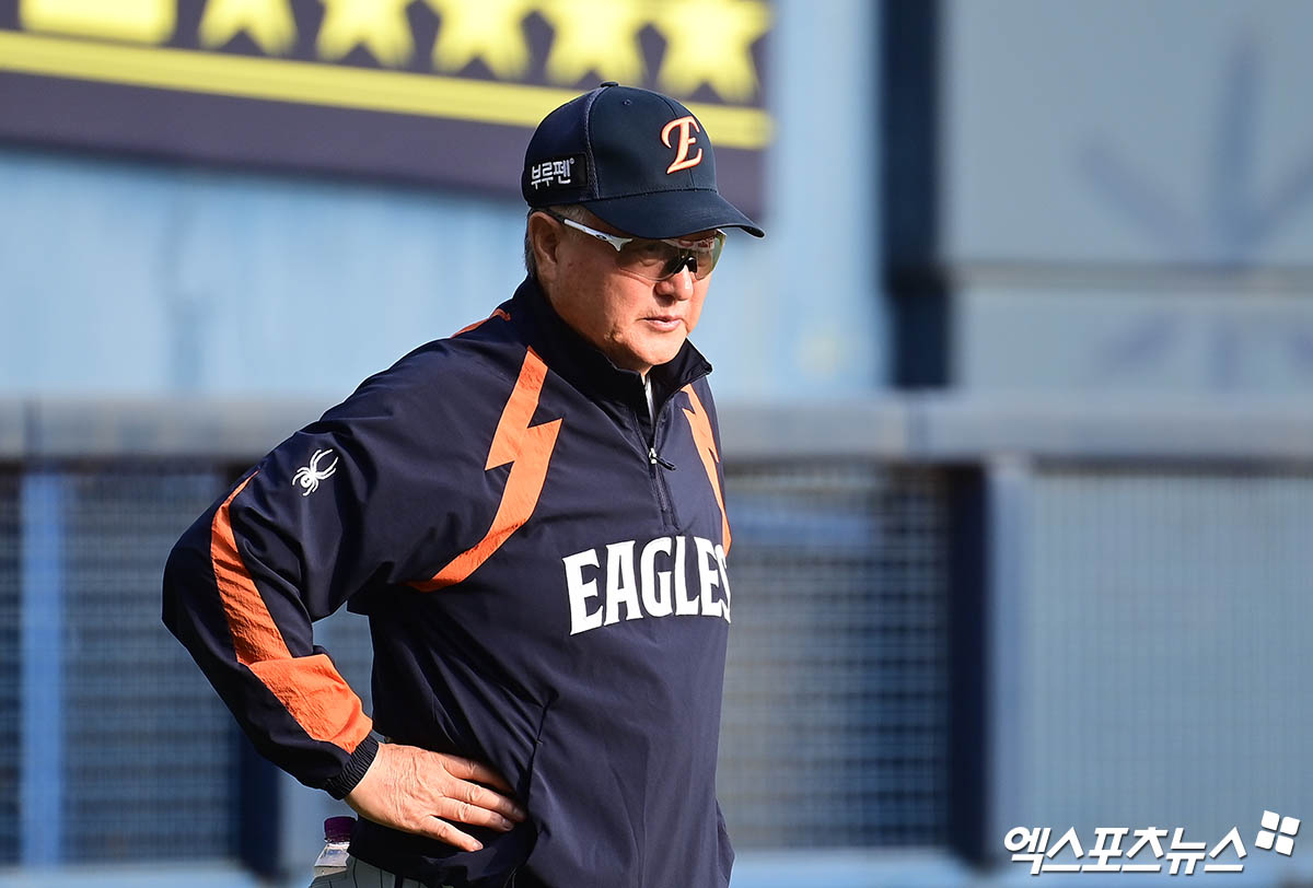 25일 오후 서울 송파구 잠실야구장에서 열리는 '2025 신한 SOL Bank KBO리그' 한화 이글스와 두산 베어스의 경기에 앞서 한화 김경문 감독이 그라운드에서 선수들의 훈련을 지켜보고 있다. 엑스포츠뉴스DB