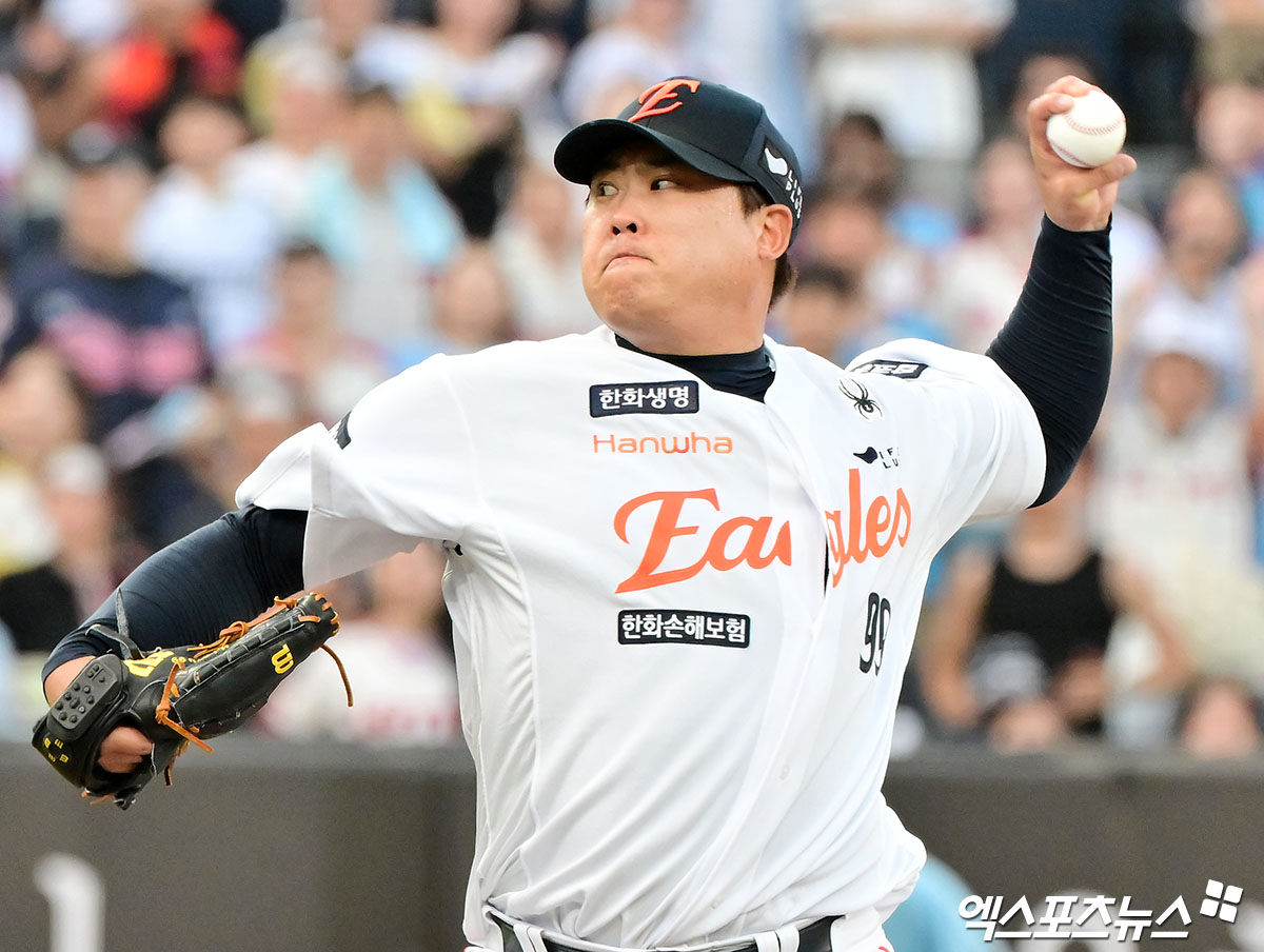 14일 오후 대전 한화생명 볼파크에서 열린 '2025 신한 SOL Bank KBO리그' 롯데 자이언츠와 한화 이글스의 경기, 1회초 한화 선발투수 류현진이 공을 힘차게 던지고 있다. 엑스포츠뉴스DB