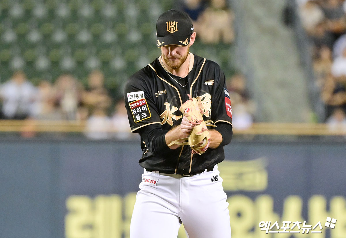 11일 오후 서울 송파구 잠실야구장에서 열린 '2025 신한 SOL Bank KBO리그' KT 위즈와 LG 트윈스의 경기, 8회말 수비를 마친 KT 패트릭이 기뻐하고 있다. 엑스포츠뉴스 DB