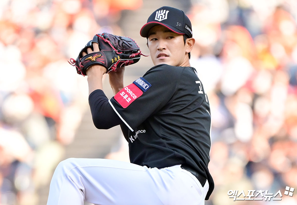 26일 오후 대전 한화생명 볼파크에서 열린 '2025 신한 SOL Bank KBO리그' KT 위즈와 한화 이글스의 경기, 1회말 KT 선발투수 고영표가 공을 힘차게 던지고 있다. 엑스포츠뉴스 DB