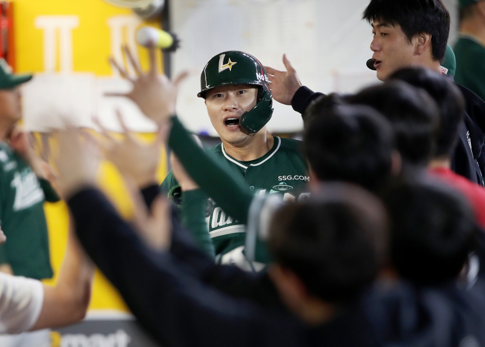 26일 오후 인천SSG랜더스필드에서 열린 '2025 신한 SOL Bank KBO리그' KT 위즈와 SSG 랜더스의 경기, 3회말 무사 SSG 류효승이 1점 홈런을 날린 뒤 동료들과 기쁨을 나누고 있다. SSG 랜더스