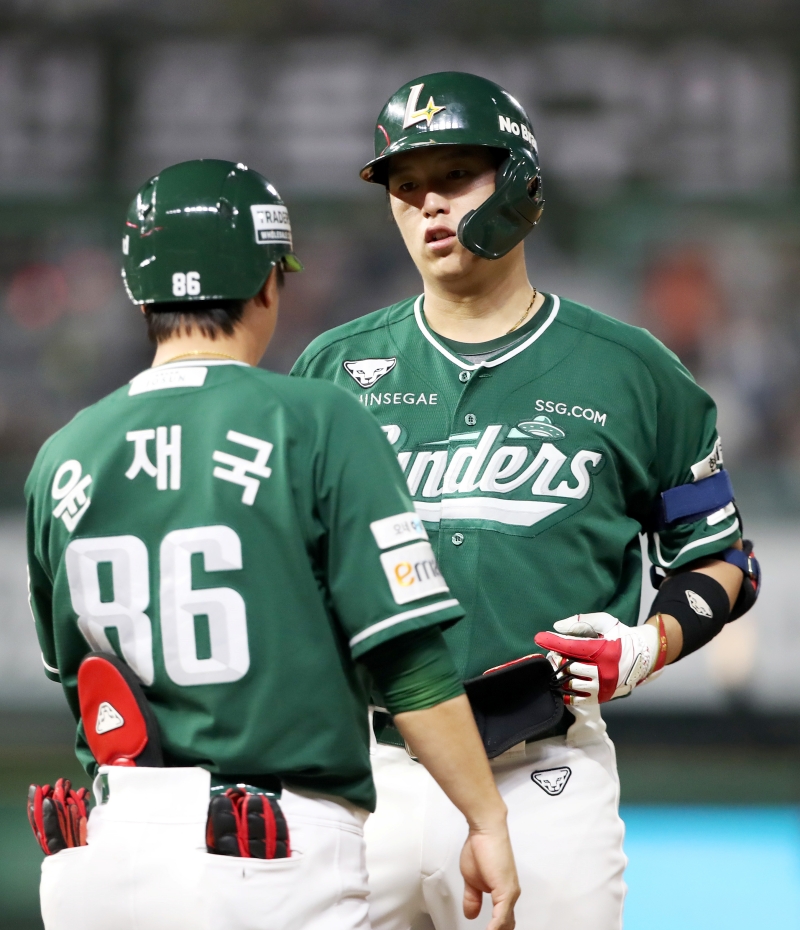 26일 오후 인천SSG랜더스필드에서 열린 '2025 신한 SOL Bank KBO리그' KT 위즈와 SSG 랜더스의 경기, 5회말 1사 2, 3루 SSG 조형우가 2타점 적시타를 날리고 있다. SSG 랜더스