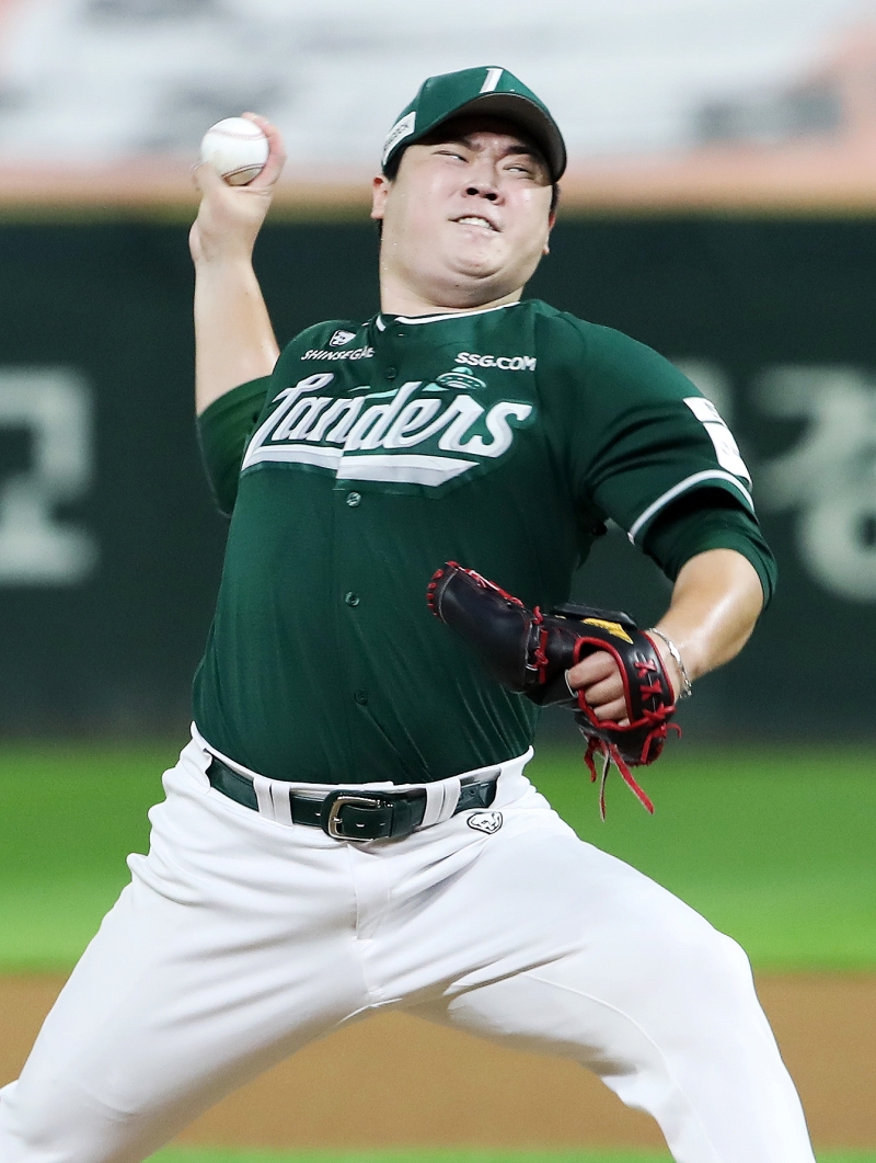 26일 오후 인천SSG랜더스필드에서 열린 '2025 신한 SOL Bank KBO리그' KT 위즈와 SSG 랜더스의 경기, SSG 이로운이 공을 힘차게 던지고 있다. SSG 랜더스