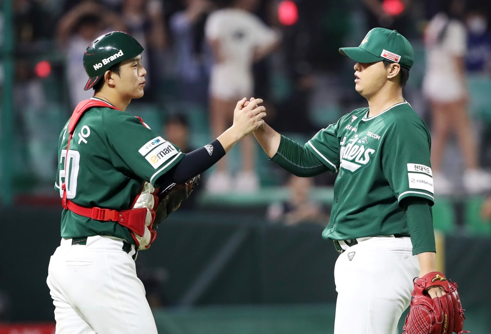 26일 오후 인천SSG랜더스필드에서 열린 '2025 신한 SOL Bank KBO리그' KT 위즈와 SSG 랜더스의 경기, SSG가 5:2로 승리하면서 3위를 지켰다. 경기가 끝난 뒤 SSG 김민이 포수 조형우와 기쁨을 나누고 있다. SSG 랜더스
