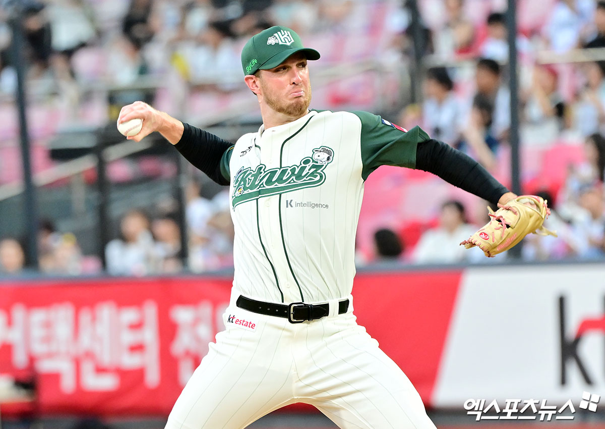 29일 오후 수원KT위즈파크에서 열린 '2025 신한 SOL Bank KBO리그' KIA 타이거즈와 KT 위즈의 경기, 1회초 KT 선발투수 패트릭이 공을 힘차게 던지고 있다. 엑스포츠뉴스 DB