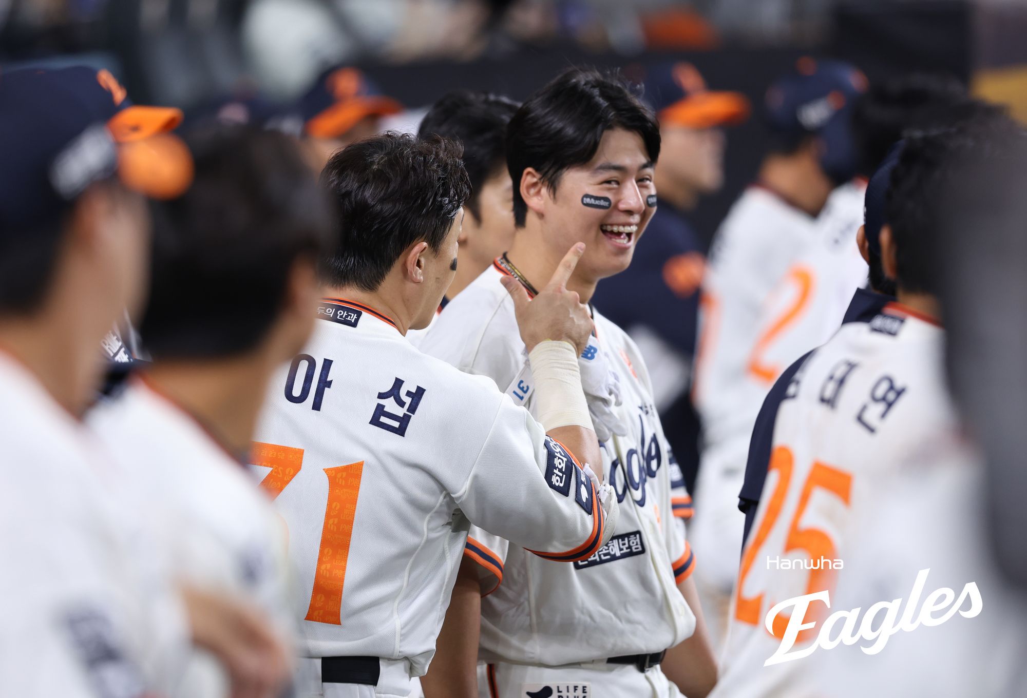 27일 대전 한화생명볼파크에서 열리는 LG-한화 경기를 앞두고 김경문 감독은 '나도 20년 넘게 감독하면서 처음 보는 장면이다. 올해는 홈에서 묘한 장면들이 많이 나온다'고 웃으면서 '그런 것도 이기려고 하다 보니까 나온 장면인 것 같다'고 말했다. 한화는 26일 같은 곳에서 열린 LG전에서 4-1 역전승을 거뒀다. 1사 2, 3루 상황 하주석의 기습번트가 투수 정면으로 향했으나 런다운 플레이 과정에서 3루주자 노시환이 '포기한 척' 속도를 줄였다가, 포수 박동원을 피해 몸을 비틀어 재빠르게 홈을 밟았다. 노시환의 '능청 연기'로 승부를 원점으로 돌린 한화는 3점을 추가하면서 4-1 승리를 거뒀다. 한화 이글스